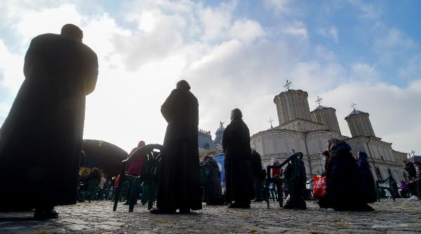 cu masca pe fata calcand pe dealul mitropoliei