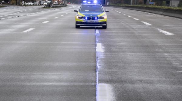 mii de persoane protesteaza la frankfurt fata de restrictiile antiepidemice politia a folosit tunuri cu apa