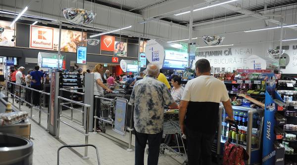 preturile inghetate aduc cozi ca in comunism