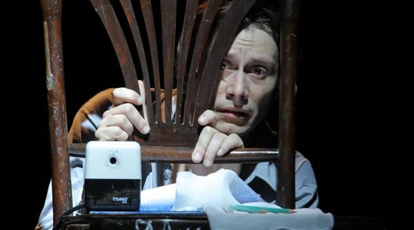 spectacolul insemnarile unui nebun prezentat in cadrul festivalului national de teatru 2020