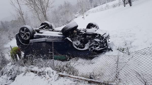 doi copii si o femeie raniti pe un drum din cluj masina in care se aflau s a rasturnat pe o sosea inzapezita