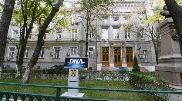 angajati rar anchetati pentru coruptie si spalare de bani