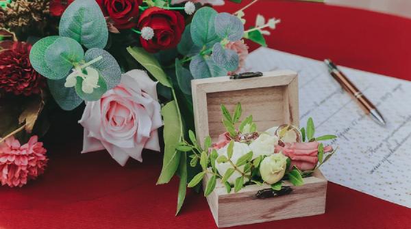 daruieste celor dragi cele mai frumoase flori in cutii sau buchete de flori de sfantul andrei