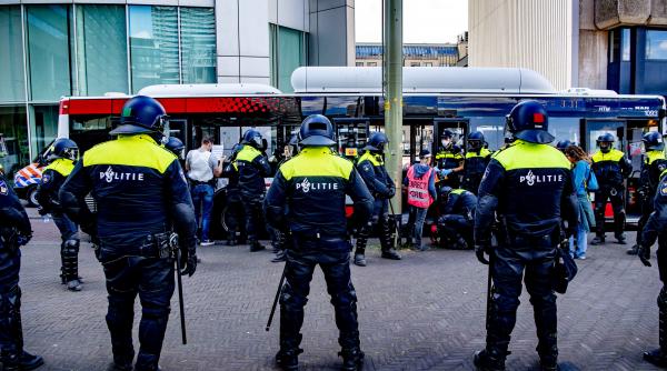 atac cu cutitul si incendiu intr un supermarket din haga doua persoane au fost ranite