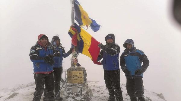 steagul romaniei arborat pe varf de munte