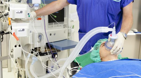 omagiu pentru medicii romani care lupta impotriva covid 19