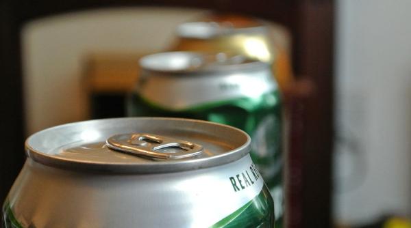 comert cu bauturi alcoolice langa o sectie de vot