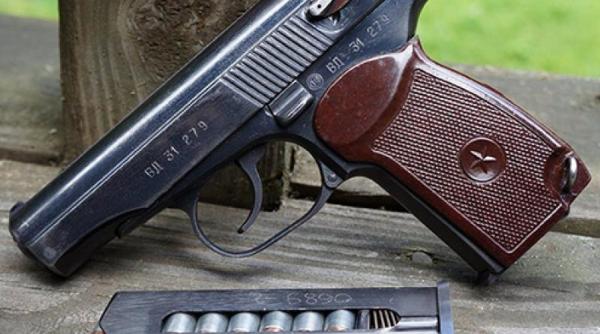 incident periculos in gorj unui politist aflat in paza unei sectii i s a descarcat arma