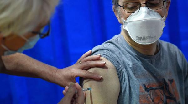 probleme cu vaccinul pfizer si biontech dupa prima zi a campaniei de vaccinare din marea britanie avertismentul mhra pentru cei cu istoric de alergii