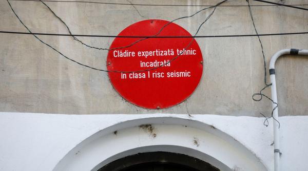 ce inseamna bulina rosie afisata pe cladirile din bucuresti riscurile unei locuinte intr un astfel de imobil