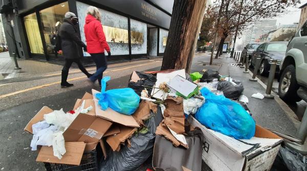 primaria sectorului 1 strange gunoiul