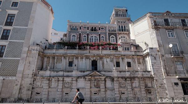 lansarea albumului bilingv azur de lisabona cu texte semnate de peste 50 de personalitati romane