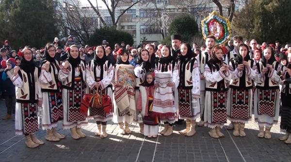 filmul traditii si obiceiuri romanesti de craciun recreaza atmosfera festiva a satelor din moldova