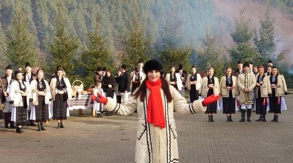 primiti cu colinda iuliana tudor aduna cetele de colindatori la tvr 1