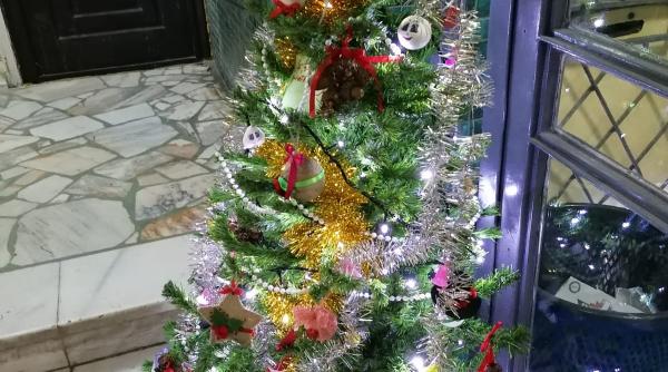 podoabe antitristete pe usile vecinilor