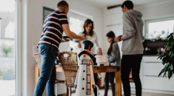 recomandari de bune practici in timpul sarbatorilor nu canti nu vorbesti tare nu te misti de la masa