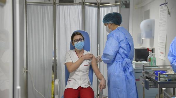 cine este primul roman care se vaccineaza impotriva covid 19