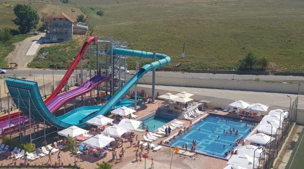 zeci de oameni inghesuiti intr un strand din satu mare administratorul a fost amendat