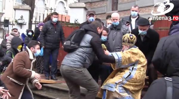 video ips teodosie a cazut pe treptele catedralei chiar la slujba de sfintire a apei pentru boboteaza