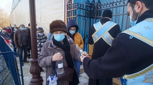 galerie foto sute de credinciosi au participat la slujba de boboteaza de la patriarhie