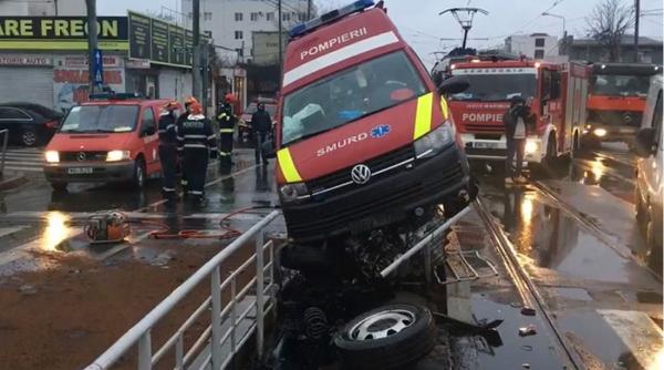 accident grav in capitala o ambulanta a intrat intr un refugiu de tramvai echipajul a fost ranit