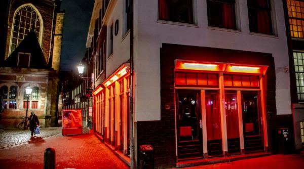 turistii din amsterdam ar putea sa nu mai aiba acces in cafenelele care vand cannabis