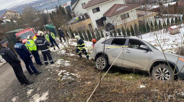 clujenii au tinut o masina in echilibru deasupra unei rape dupa ce o femeie parcase gresit