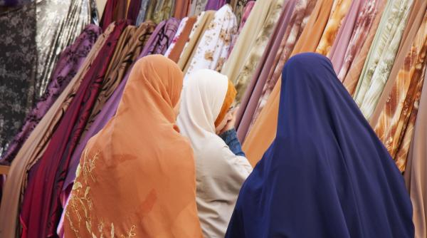 indonezia interzice scolilor sa mai oblige fetele sa poarte val