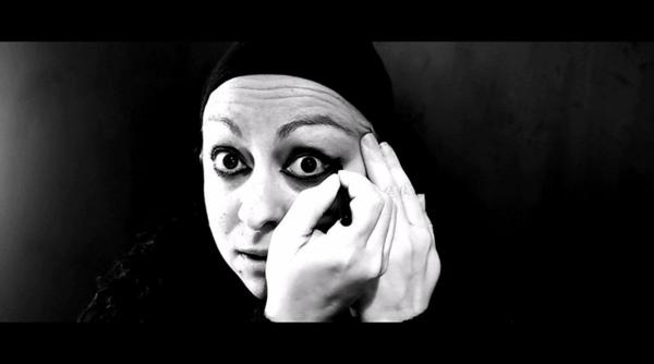 andreea gramosteanu in spectacolul dupa monodrama departele aproape