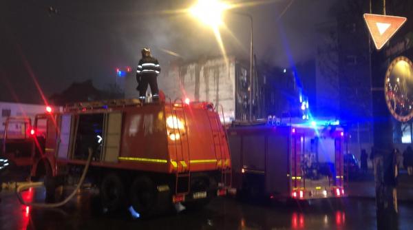 incendiu puternic in bucuresti 11 autospeciale de stingere intervin la un imobil cu trei etaje