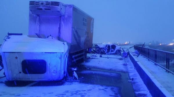 accident teribil pe un pod din judetul sibiu un autoturism s a facut bucati dupa ce a lovit un camion