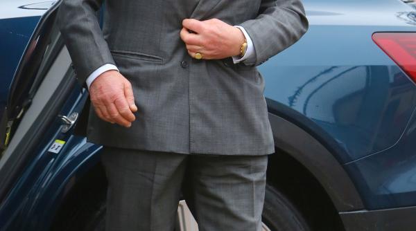 printul charles isi viziteaza tatal internat in spital