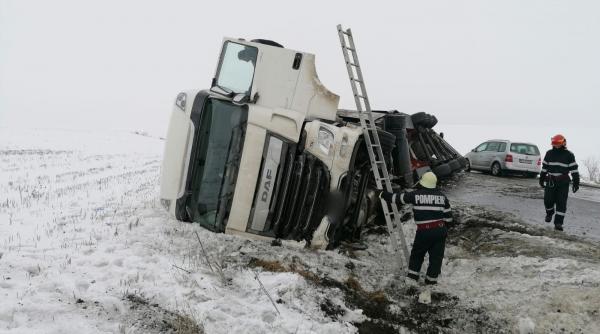 un tir incarcat cu ciocolata s a rasturnat pe o sosea din judetul suceava