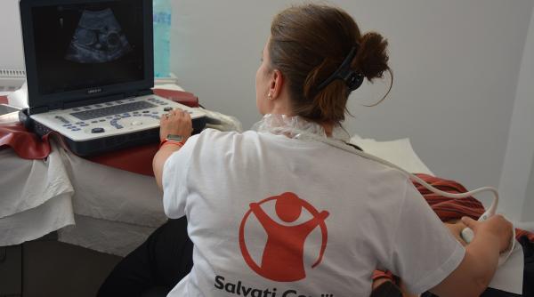 mama la 13 ani saracie neputinta izolare