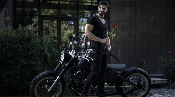 burlacul emotionat inainte de a se intalni cu cele 25 de fete nu sunt barbatul perfect sunt omul care va incerca din rasputeri sa te faca fericita