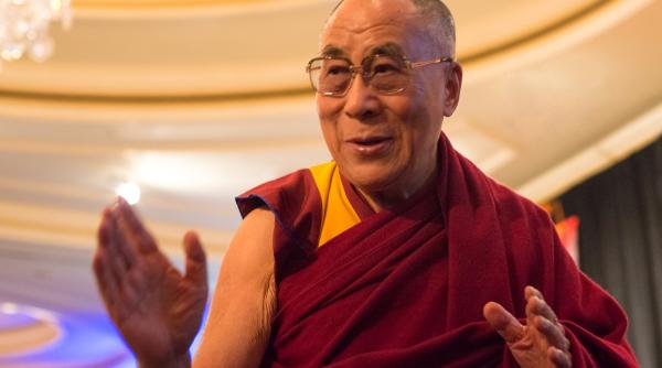 dalai lama s a vaccinat este de foarte mare ajutor