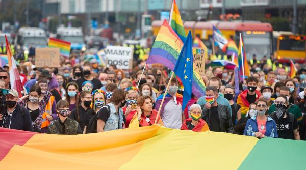 polonia vrea sa interzica total adoptia de copii de catre cuplurile homosexuale