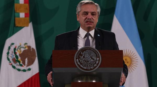 presedintele argentinei a fost atacat si urmarit de multime in timpul unei vizite in patagonia