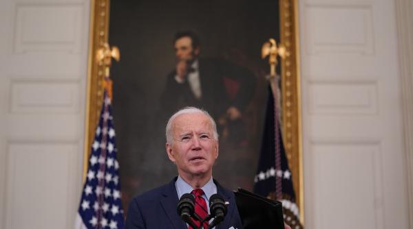 biden in fata armelor de asalt cumparate de americani