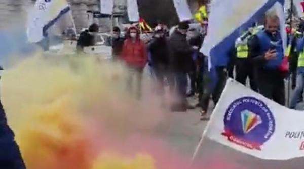 protest cu fumigene al sindicalistilor din politie in fata ministerului de interne