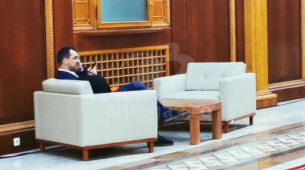 vlad voiculescu pe holurile parlamentului fara masca de protectie