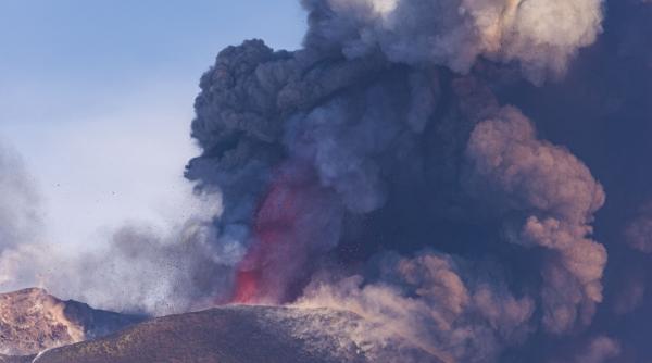 o noua eruptie a vulcanului etna spatiul aerian din jurul vulcanului inchis temporar