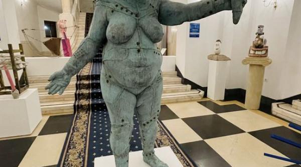 statuetele expuse de clotilde armand in holul primariei sectorului 1 scoase la licitatie