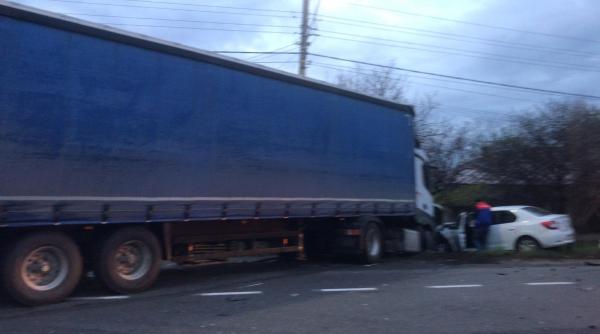accident grav in vrancea patru persoane ranite intre care doi copii dupa impactul dintre un tir si doua masini