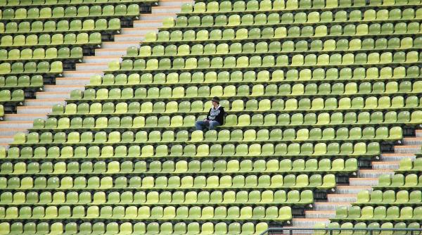 cu trofeul pe masa la cluj cu spectatori in tribuna