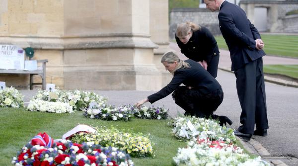 oraselul windsor s a pregatit de inmormantarea printului philip locuitorii ii aduc un ultim omagiu