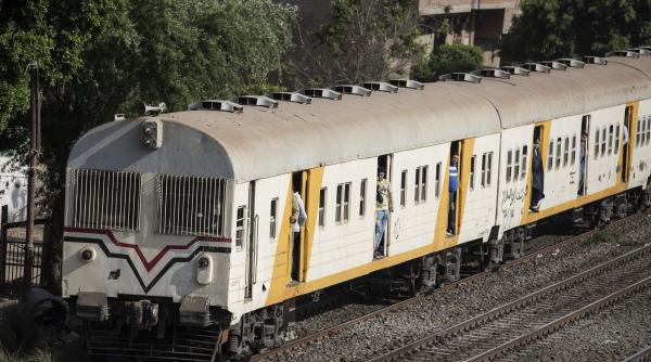 aproape 100 de raniti dupa deraierea unui tren de pasageri in egipt