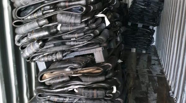 cadou pentru noi din uk un container cu deseuri din cauciuc