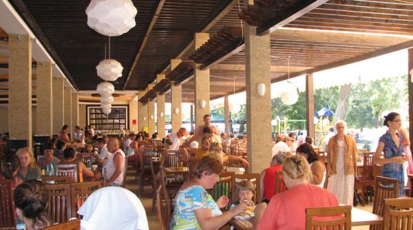 terase pline de turisti la vama veche proprietarii au fost amendati