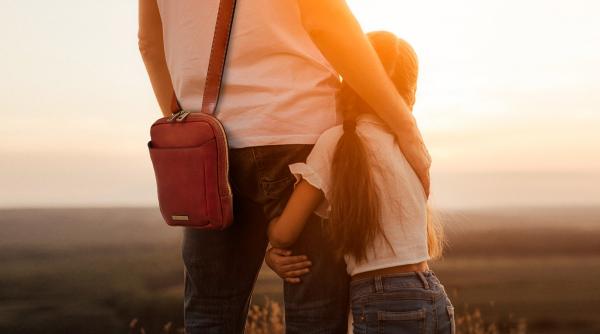 accesoriul vedeta al anilor 90 revine in forta in moda masculina da vorbim despre borsete din piele